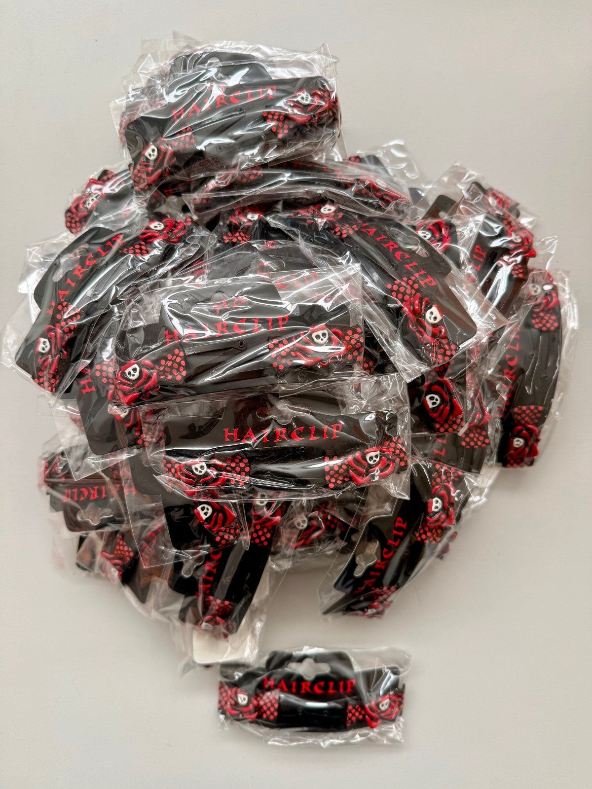 Karton mit min. 130 Haarclips Totenkopf Skull Rot Restposten Posten A Ware Aktion Top