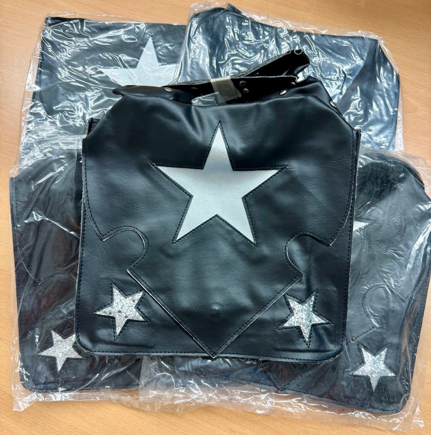Karton mit min. 6 Schultertasche Handtaschen Schwarz/Silber Sterne Restposten Posten Aktion