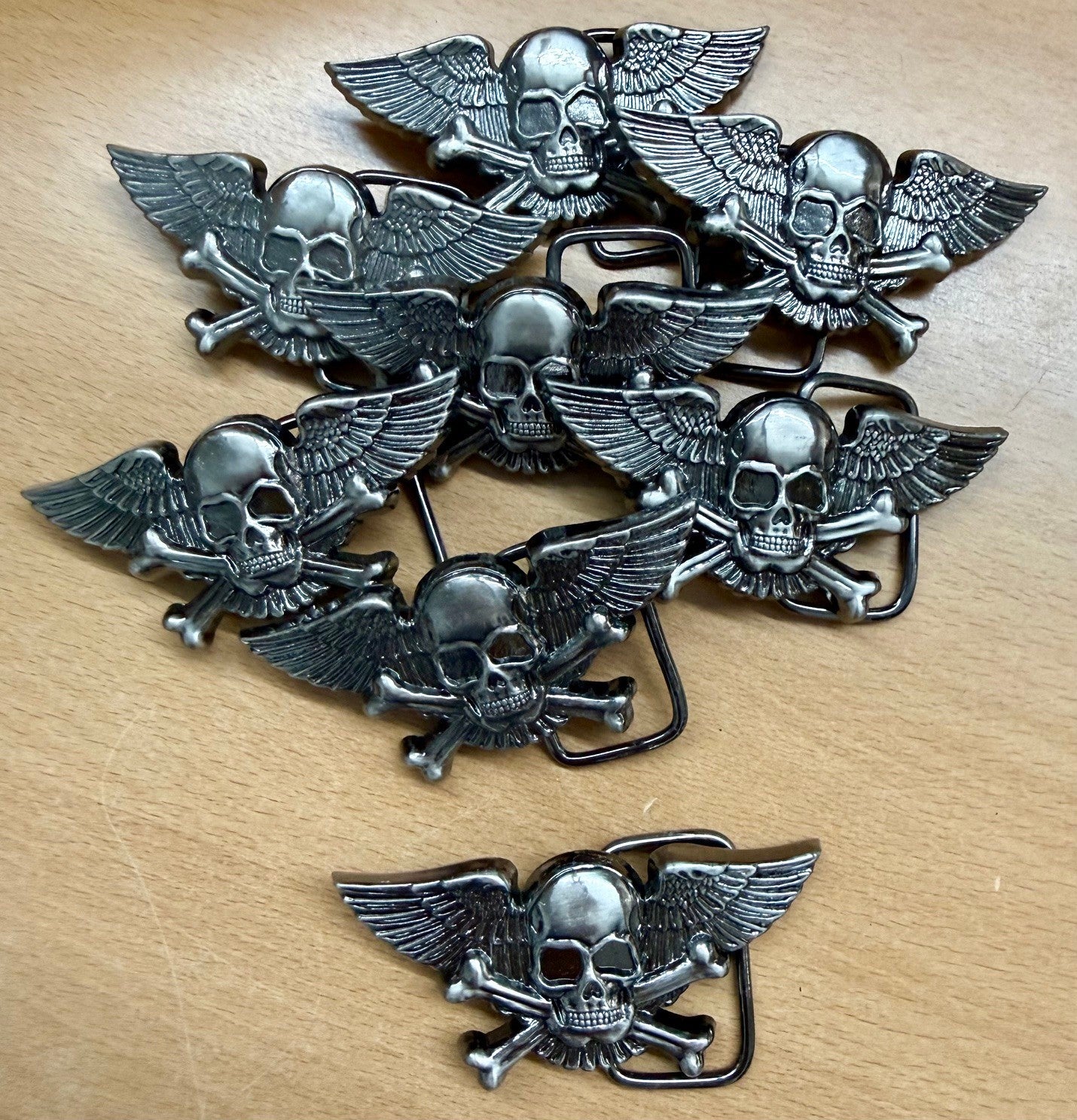 Karton mit min. 8 Gürtelschnallen Skull Design Restposten Posten A Ware Biker