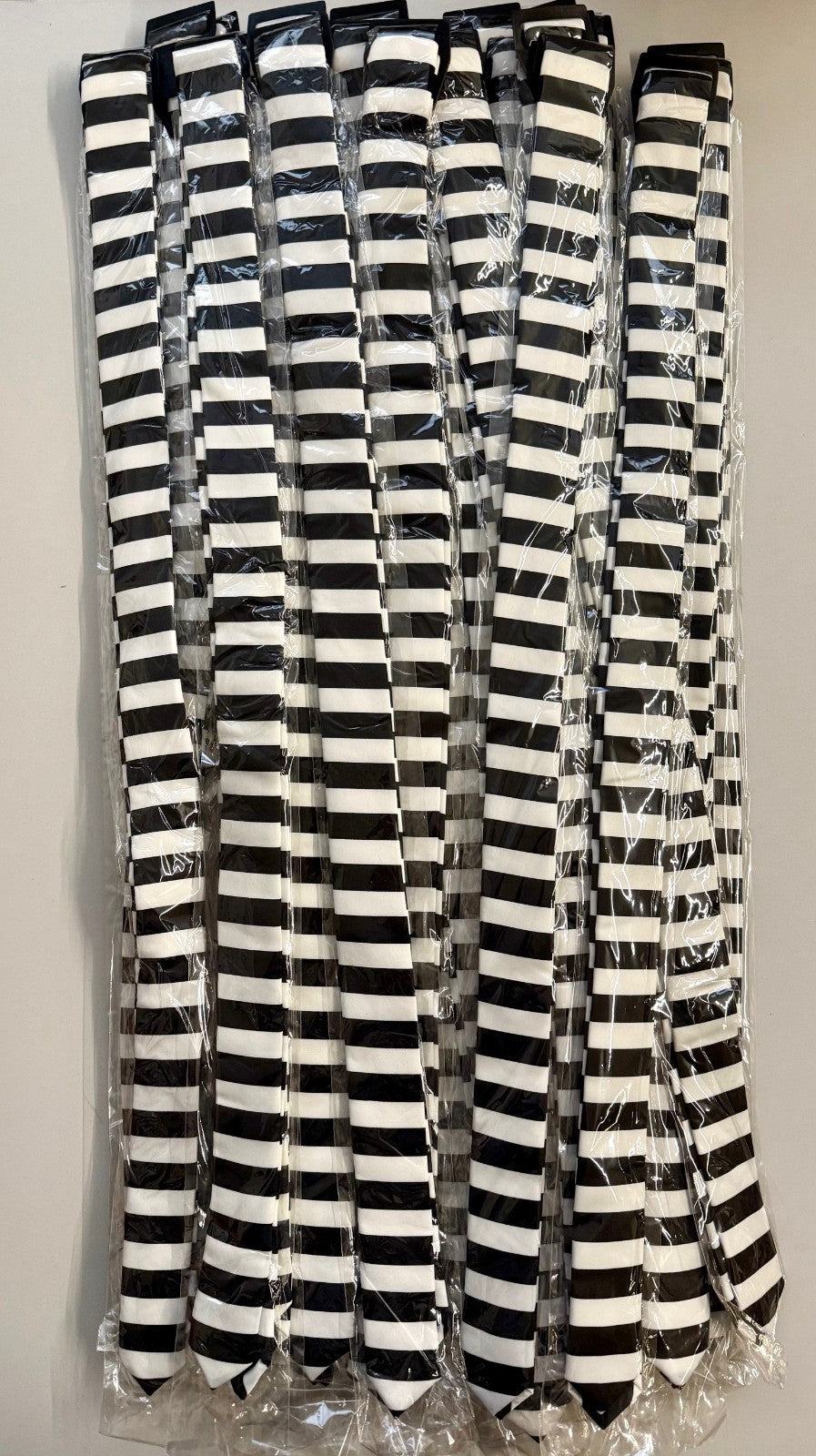 Karton mit min. 20 Krawatten Schwarz/Weiß Gestreift Restposten Posten A Ware TOP