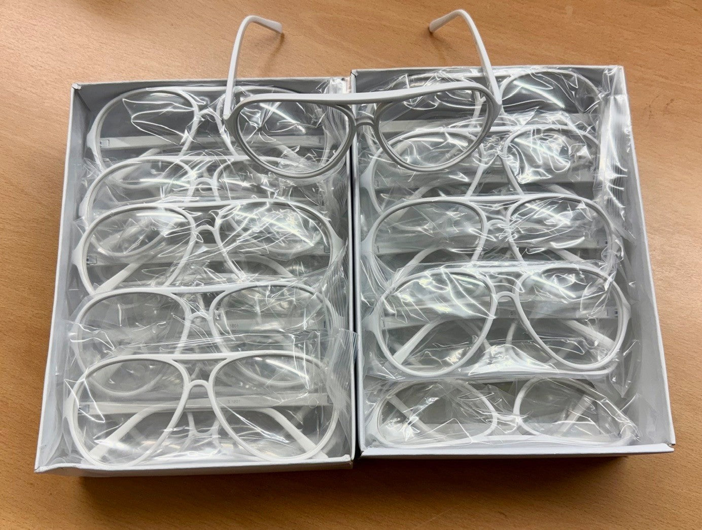 Karton mit min. 20 Brillen in Weiß Restposten Posten A Ware Aktion TOP