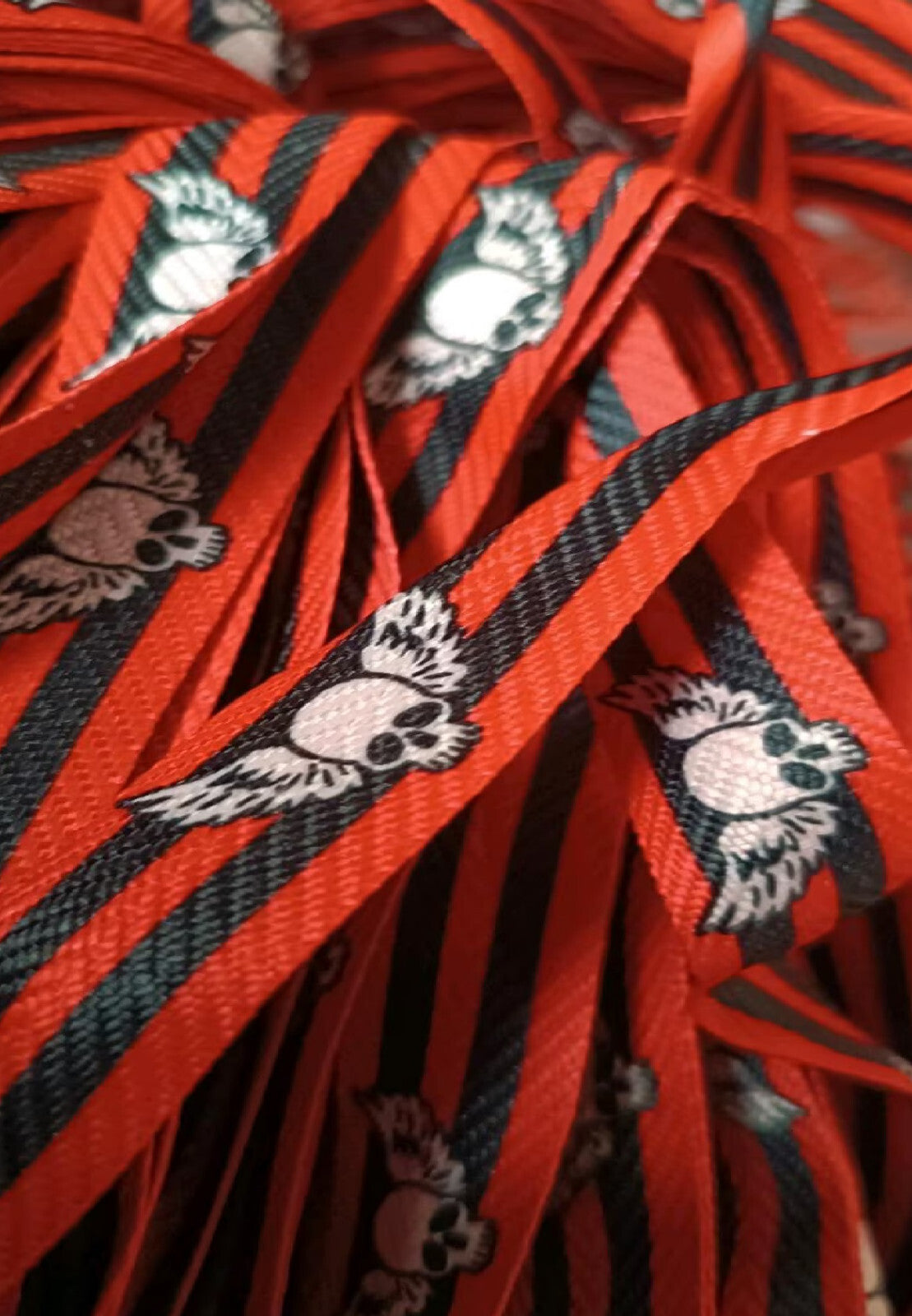 1 Karton 50 Paar Schnürsenkel Skull Totenkopf Karo Schwarz Rot 116cm 20mm