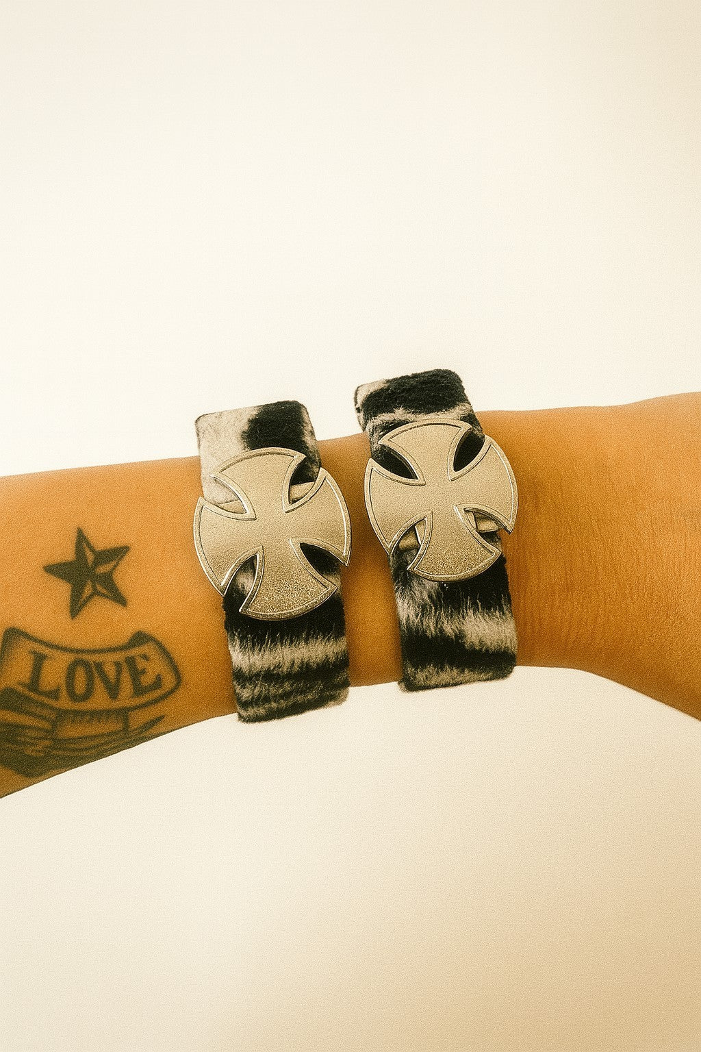 2er Set Armband Kreuz Zebra Biker Punk Gothic Rock Festival Unisex Armschmuck