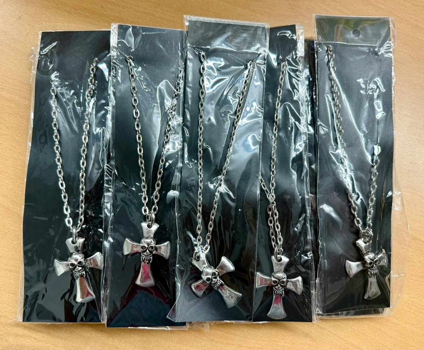 Karton mit min. 35 Halsketten Kreuz/Totenkopf Restposten Posten Aktion AWare Top