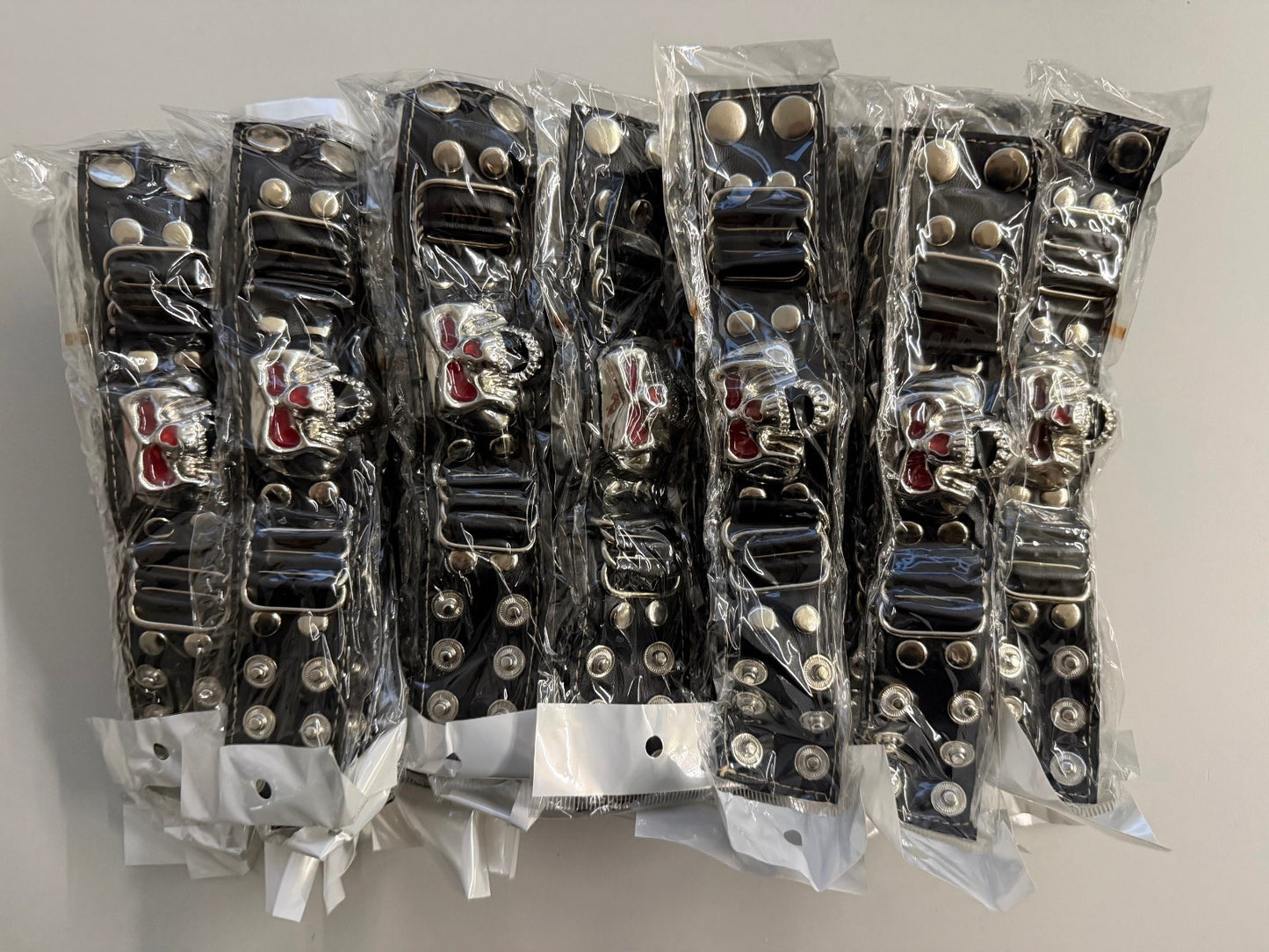 Karton mit min. 30 Armbänder Leder Skull Restposten Posten Aktion A Ware TOP