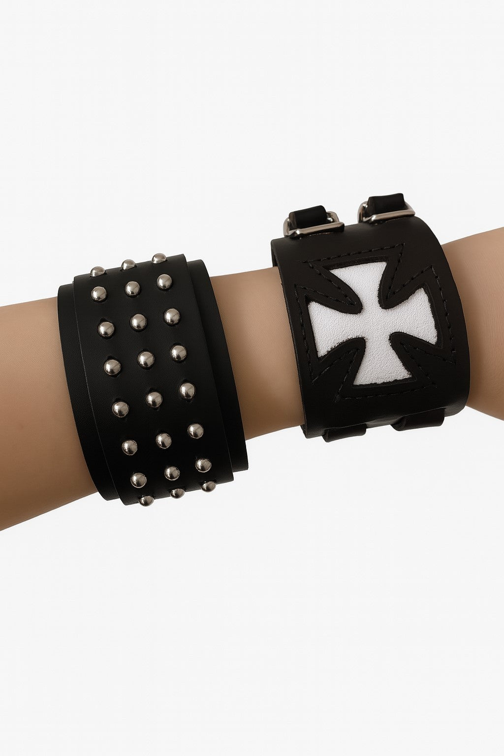 2er Set Lederarmband Schwarz mit Nieten und Weißem Kreuz Accessoires Biker Rock