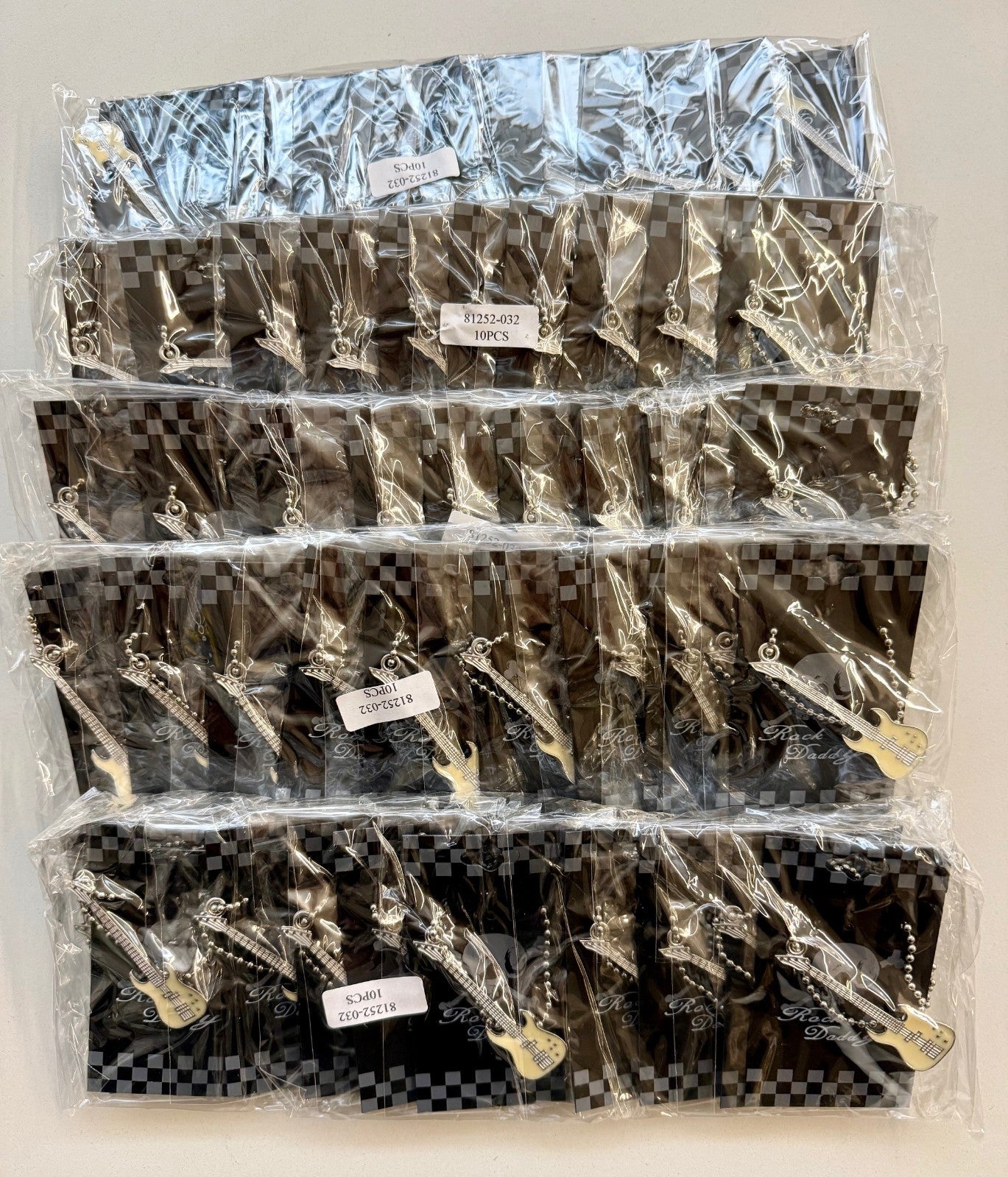 Karton mit min. 50 Halsketten Gitarren Weiß Restposten Posten A Ware Aktion TOP