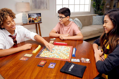 Mattel GMG29 Harry Potter Scrabble Wortspiel in Deutsch Brettspiel Familienspiel