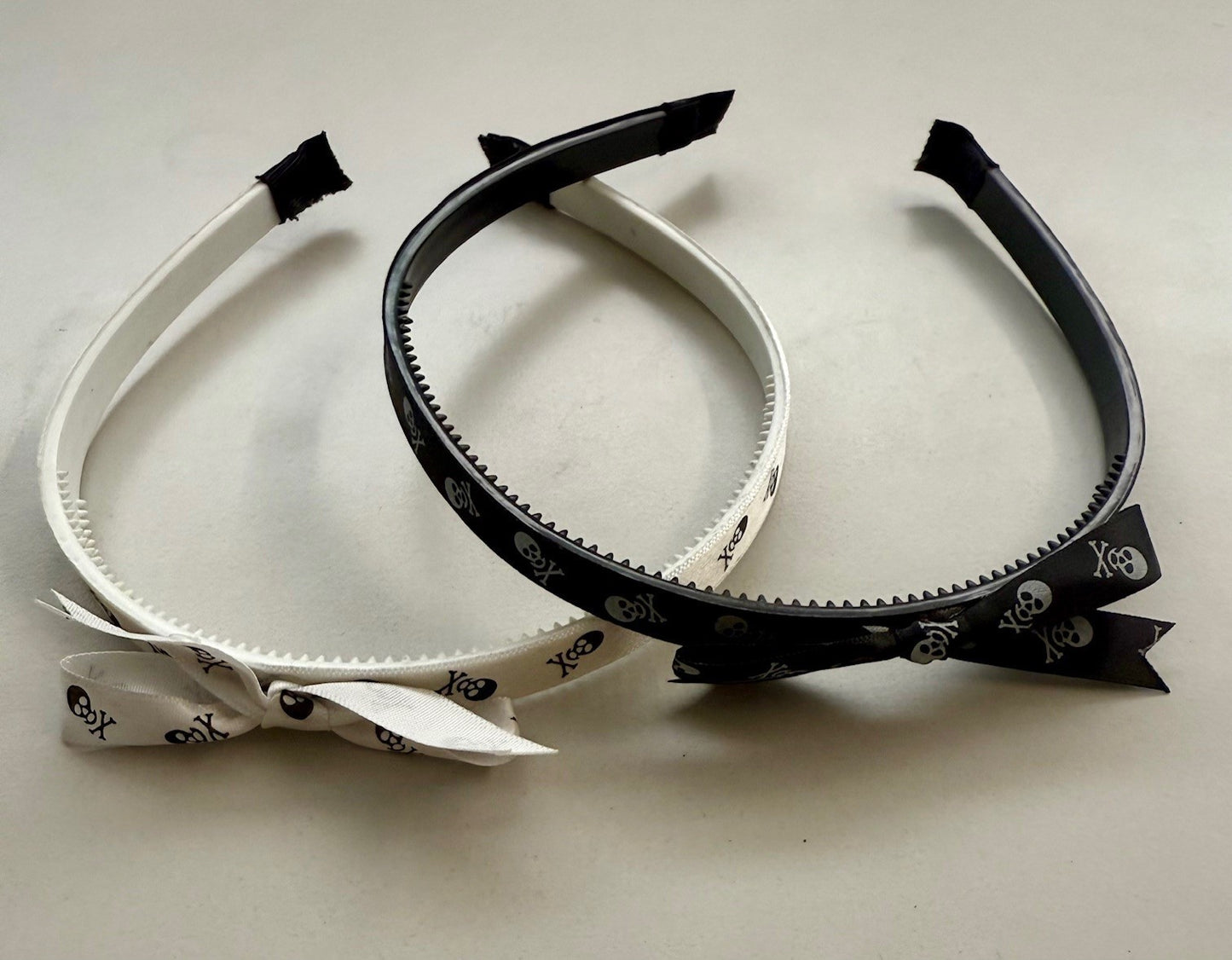Karton 180 Stück Haarreifen S/W Totenkopf Skull Schleife Restposten A Ware Großhandel