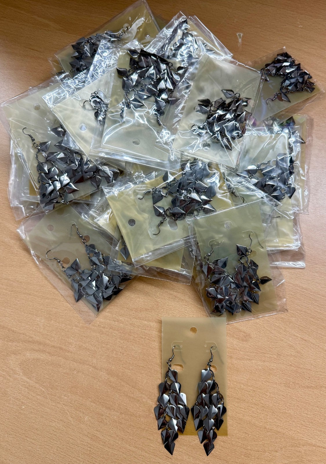 Karton mit min. 50 Paar Ohrringe silberfarben Restposten Posten A Ware Aktion