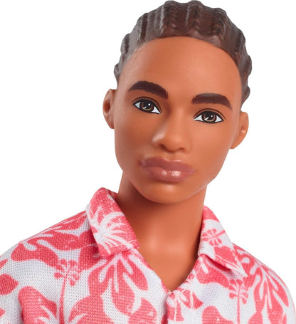 Mattel DWK44 / HYT99 Barbie Fashionistas Ken Puppe Coral Hawaii-Muster Outfit
