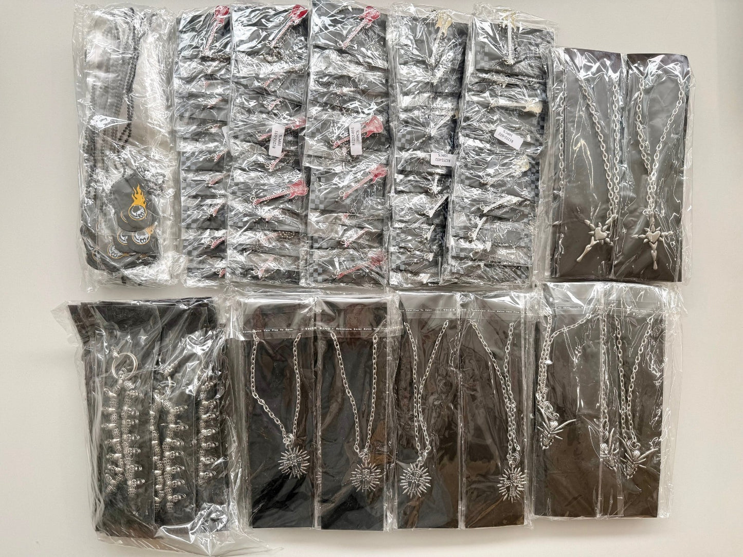 Karton mit min. 150 Halsketten Kreuz Gitarre etc Restposten Posten Aktion A Ware