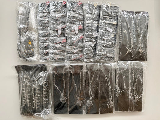 Karton mit min. 150 Halsketten Kreuz Gitarre etc Restposten Posten Aktion A Ware