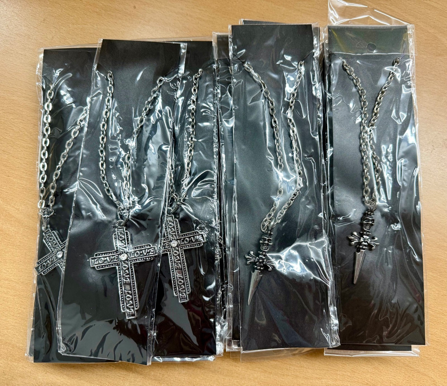 Karton mit min. 30 Halsketten Kreuz/Dolch Restposten Posten Aktion A Ware Top