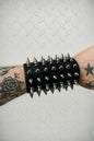 Lederarmband mit kleinen Spikes 7-reihig Nieten Schwarz Biker Rocker Gothic