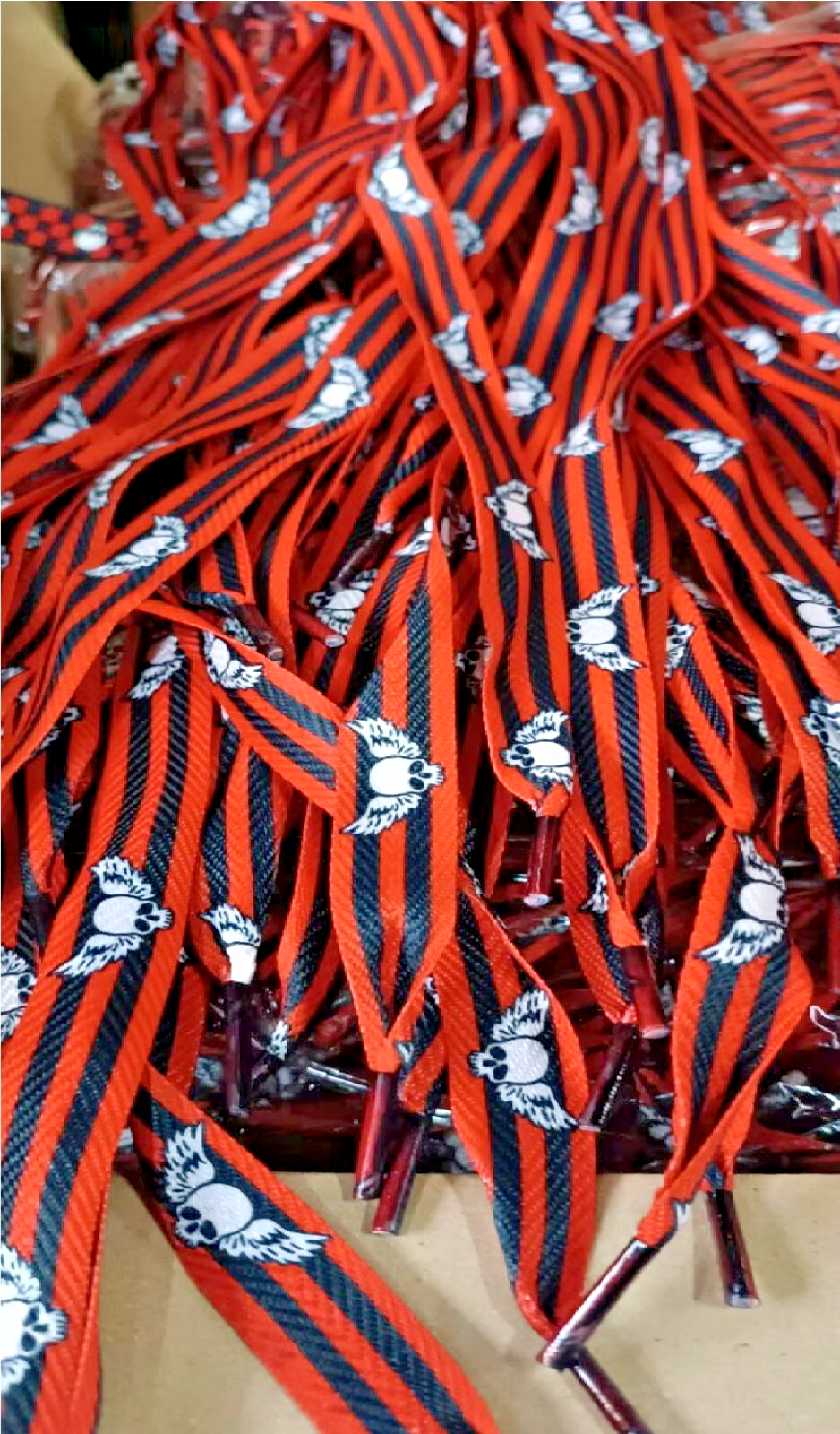 1 Karton 50 Paar Schnürsenkel Skull Totenkopf Flügel Schwarz Rot 116cm 20mm