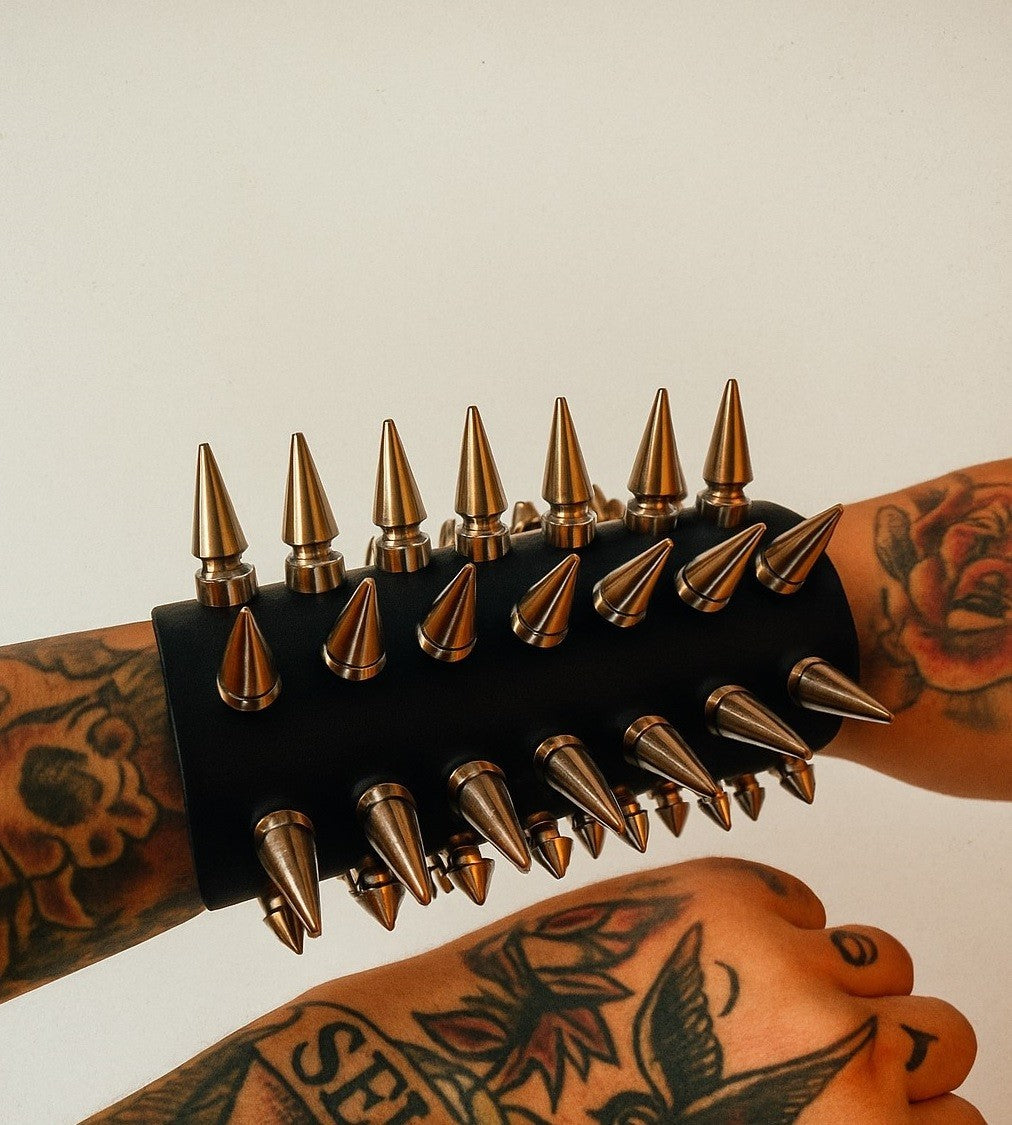 Lederarmband Schwarz mit großen und kleinen Spikes 7-reihig Nieten Biker Rocker