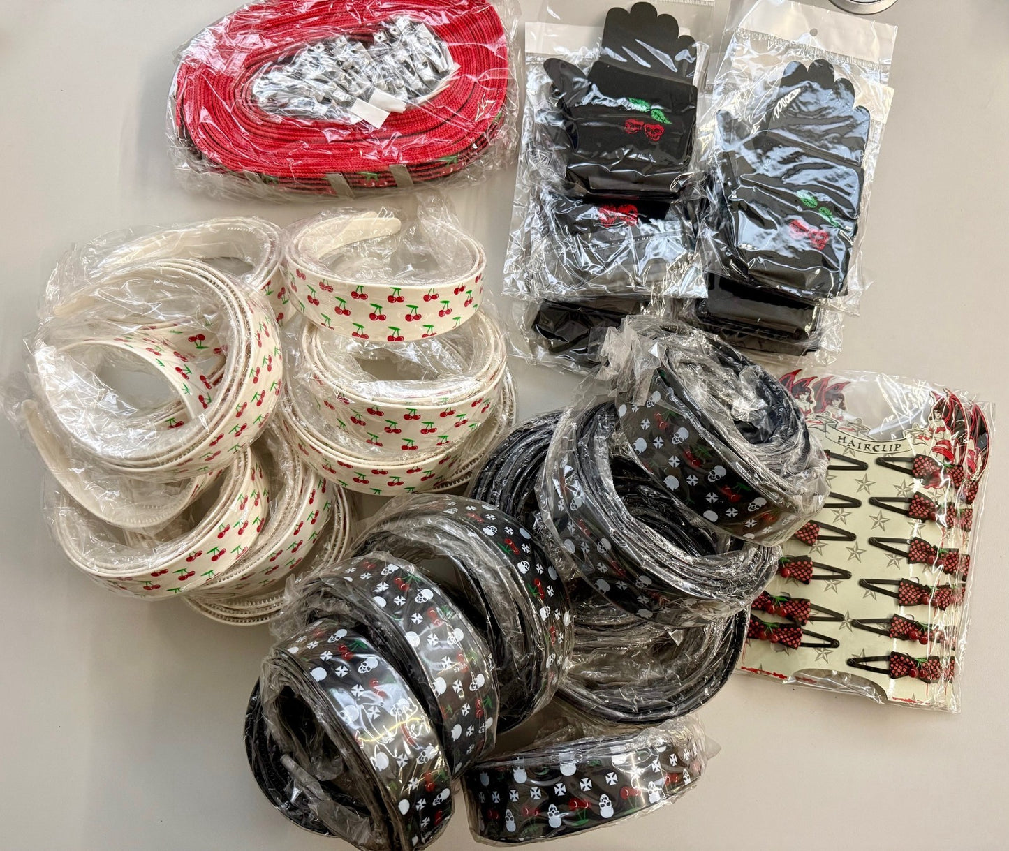 Karton mit min. 145 Accessoires Textil Kirsche Restposten Posten Aktion A Ware