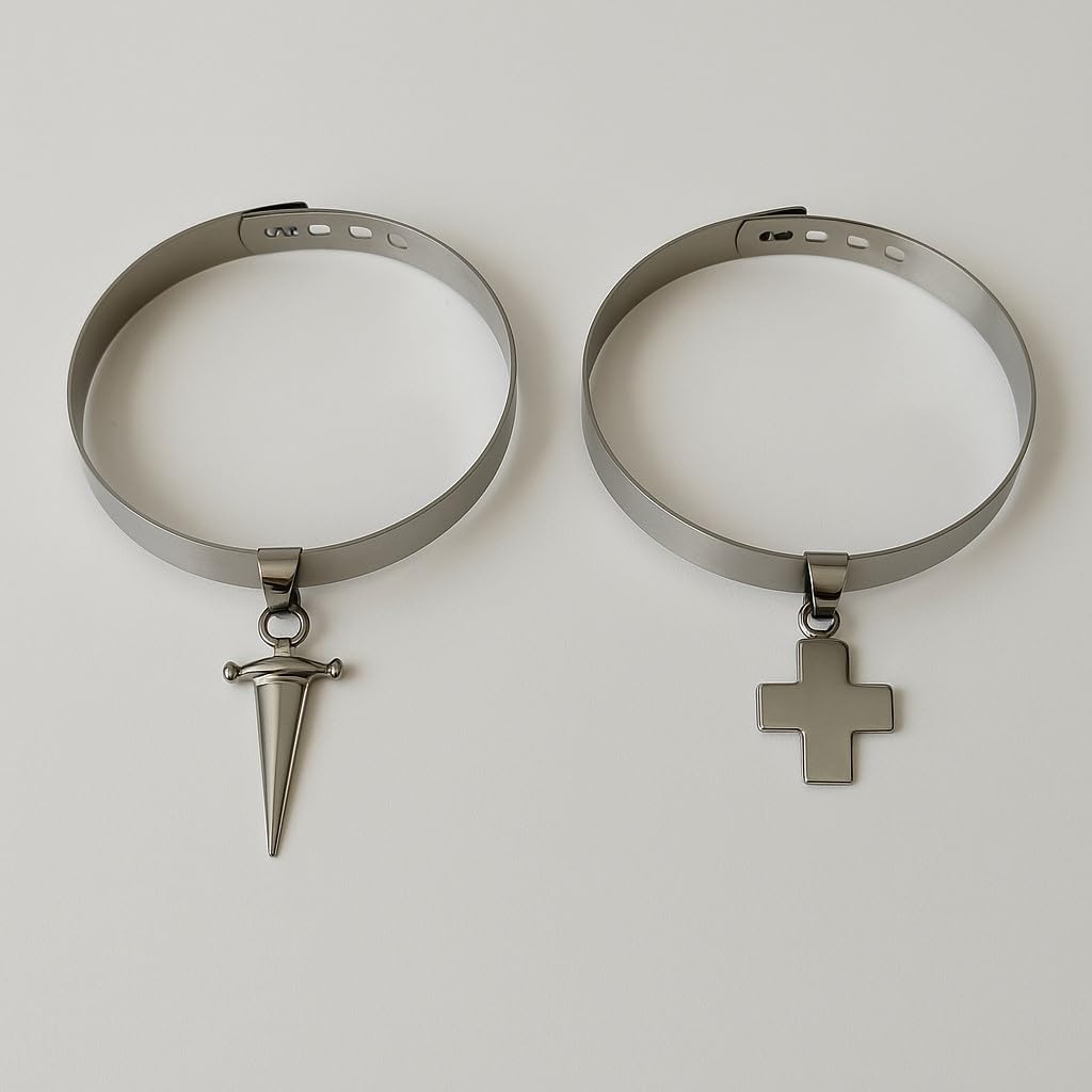 2er Set Choker Halsbänder – mit Schwert & Kreuz Anhänger – Verstellbarer Gothic Punk Festival Schmuck