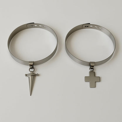 2er Set Choker Halsbänder – mit Schwert & Kreuz Anhänger – Verstellbarer Gothic Punk Festival Schmuck