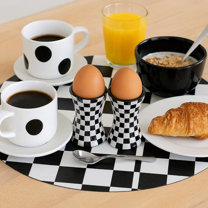 Set Eierbecher + Salz- & Pfefferstreuer – Keramik im Schwarz/Weiß Karo Muster | Küchenhelfer & Tisch-Accessoire für Haushalt, Küche & Geschenkidee