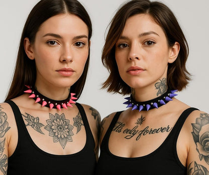 2er Set Choker Halsbänder – Pink & Lila mit Spikes – Verstellbarer Punk Gothic Emo Festival Schmuck