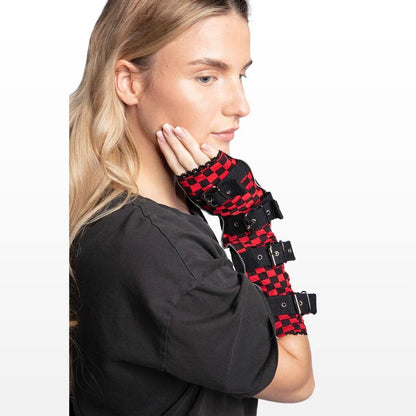 Armstulpen Gothic Punk – Schwarz Rot mit Metallschnallen & Schachbrett-Karo | Rocker Accessoires Unisex